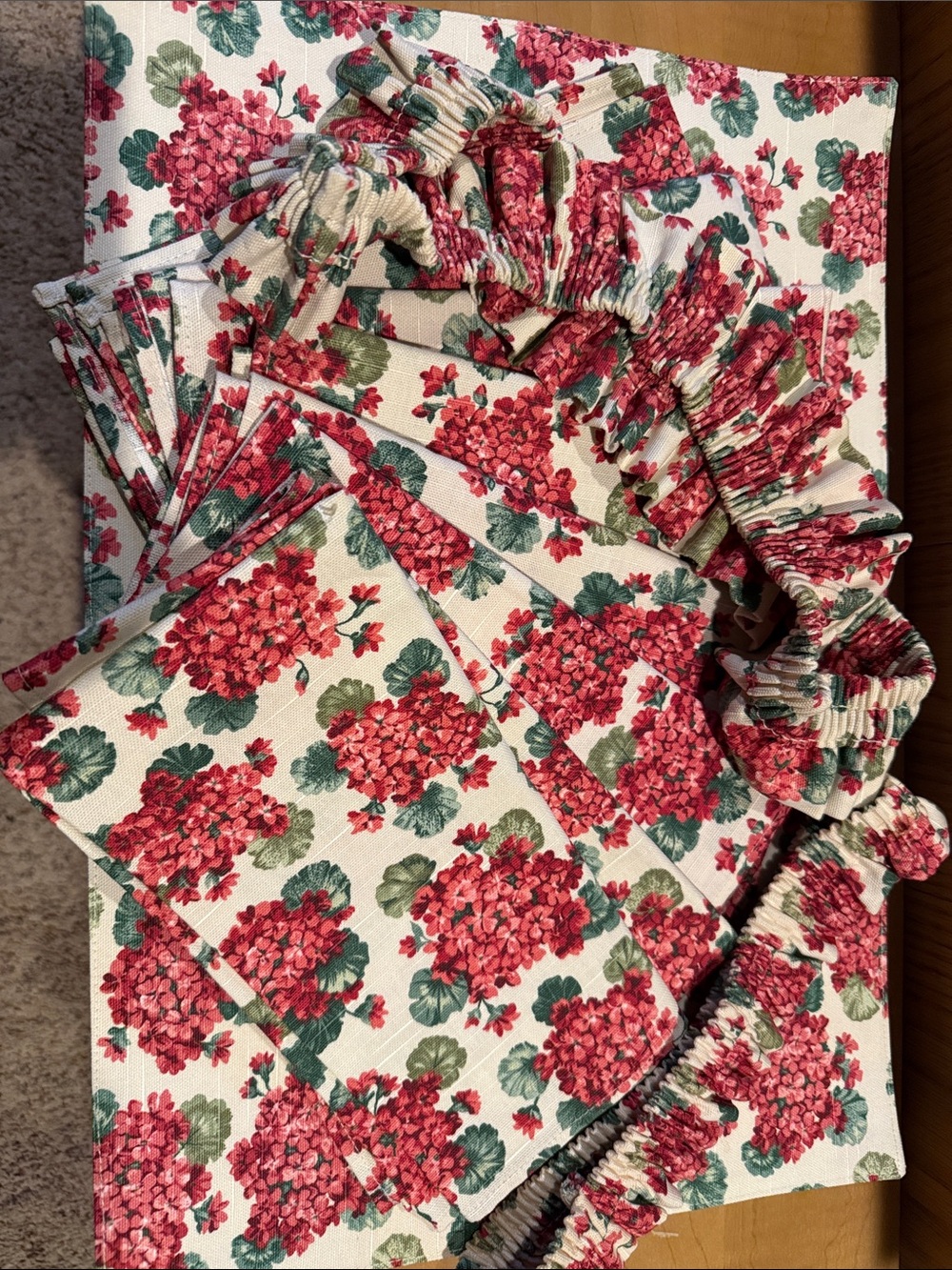 Longaberger Geranium Pattern- 6 Placemats/8 Napkins/2 Basket Garters